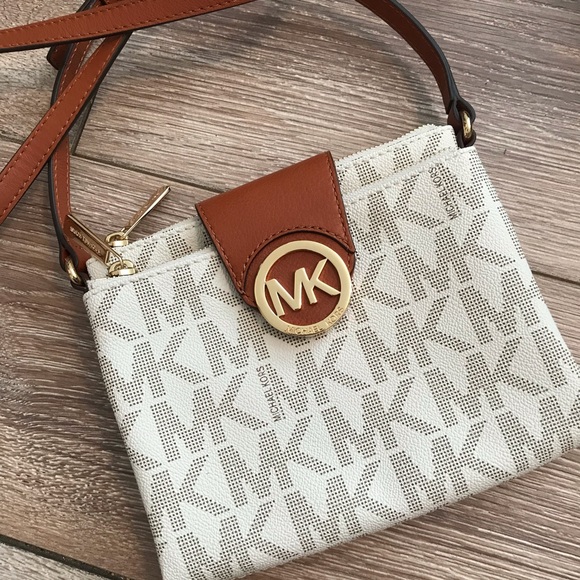 Michael Kors Handbags - LIKE NEW Michael Kors crossbody bag